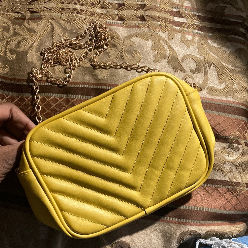 Yellow cross over body chain purse never been wore